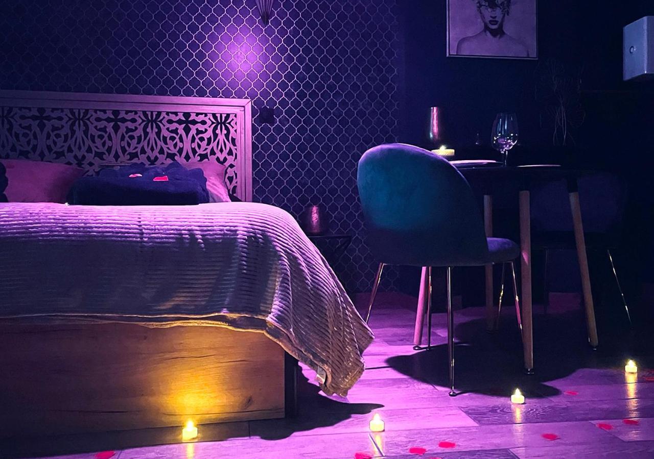 Love Room L' Orientale / Jacuzzi / Sauna Chateau-Landon エクステリア 写真