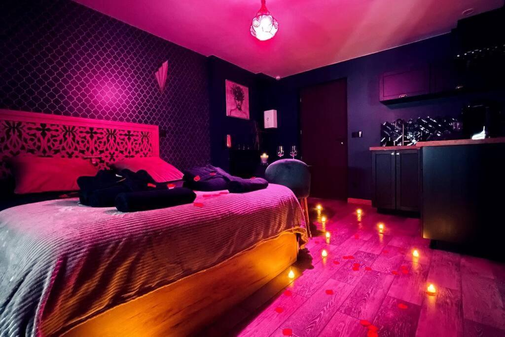Love Room L' Orientale / Jacuzzi / Sauna Chateau-Landon エクステリア 写真
