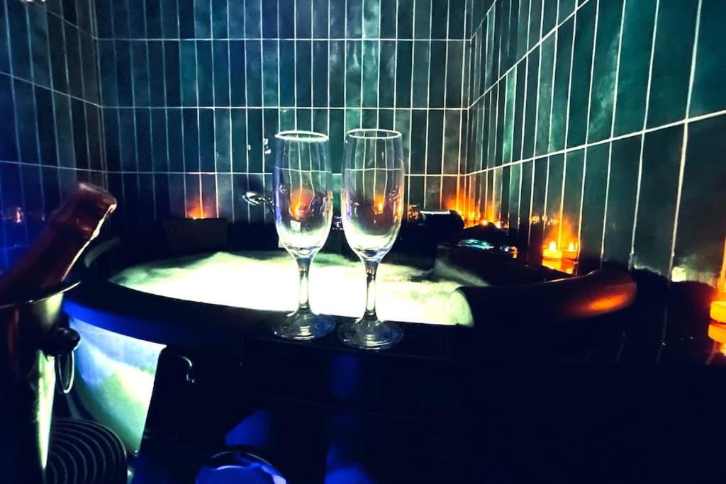 Love Room L' Orientale / Jacuzzi / Sauna Chateau-Landon エクステリア 写真