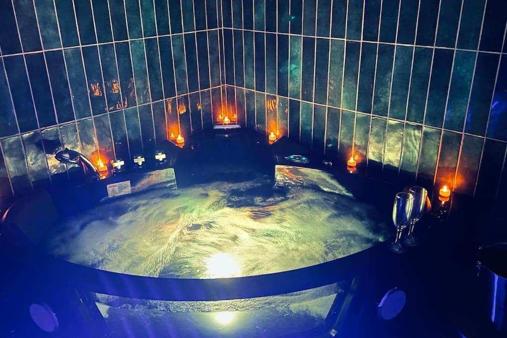 Love Room L' Orientale / Jacuzzi / Sauna Chateau-Landon エクステリア 写真