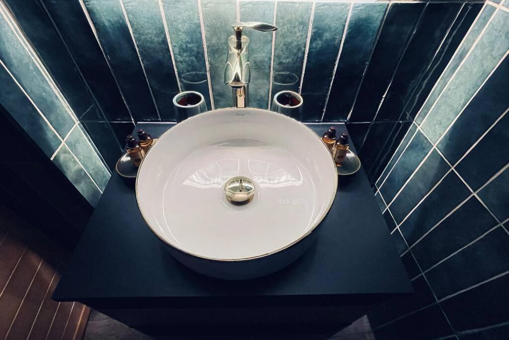 Love Room L' Orientale / Jacuzzi / Sauna Chateau-Landon エクステリア 写真