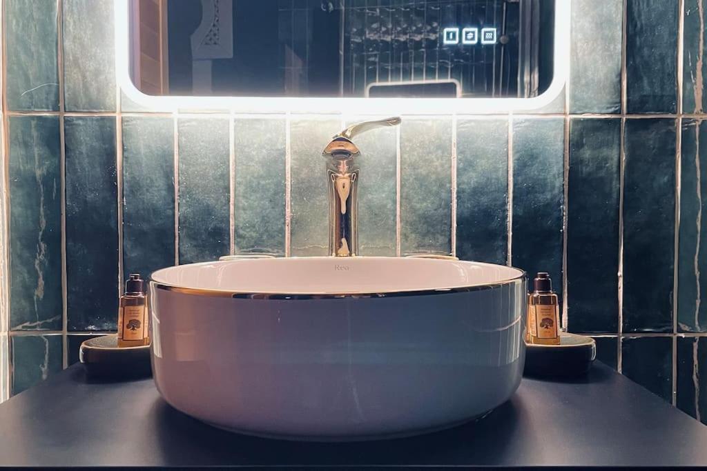 Love Room L' Orientale / Jacuzzi / Sauna Chateau-Landon エクステリア 写真